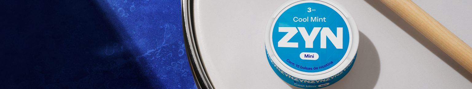 ZYN bolsa Lata de ZYN Cool Mint azul 3mg sobre una valija azul.